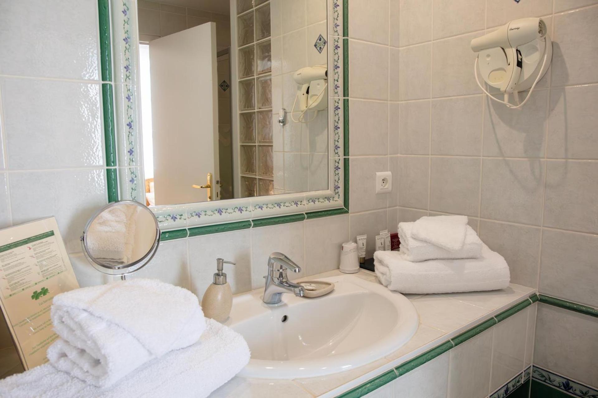 L'Aubiniere Hotel Restaurant & Spa Saint-Ouen-les-Vignes ภายนอก รูปภาพ