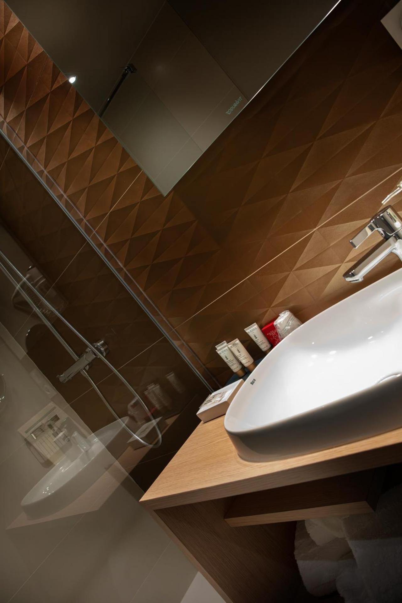L'Aubiniere Hotel Restaurant & Spa Saint-Ouen-les-Vignes ภายนอก รูปภาพ