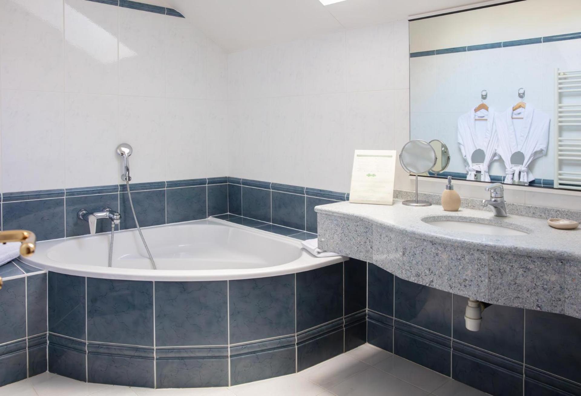 L'Aubiniere Hotel Restaurant & Spa Saint-Ouen-les-Vignes ภายนอก รูปภาพ