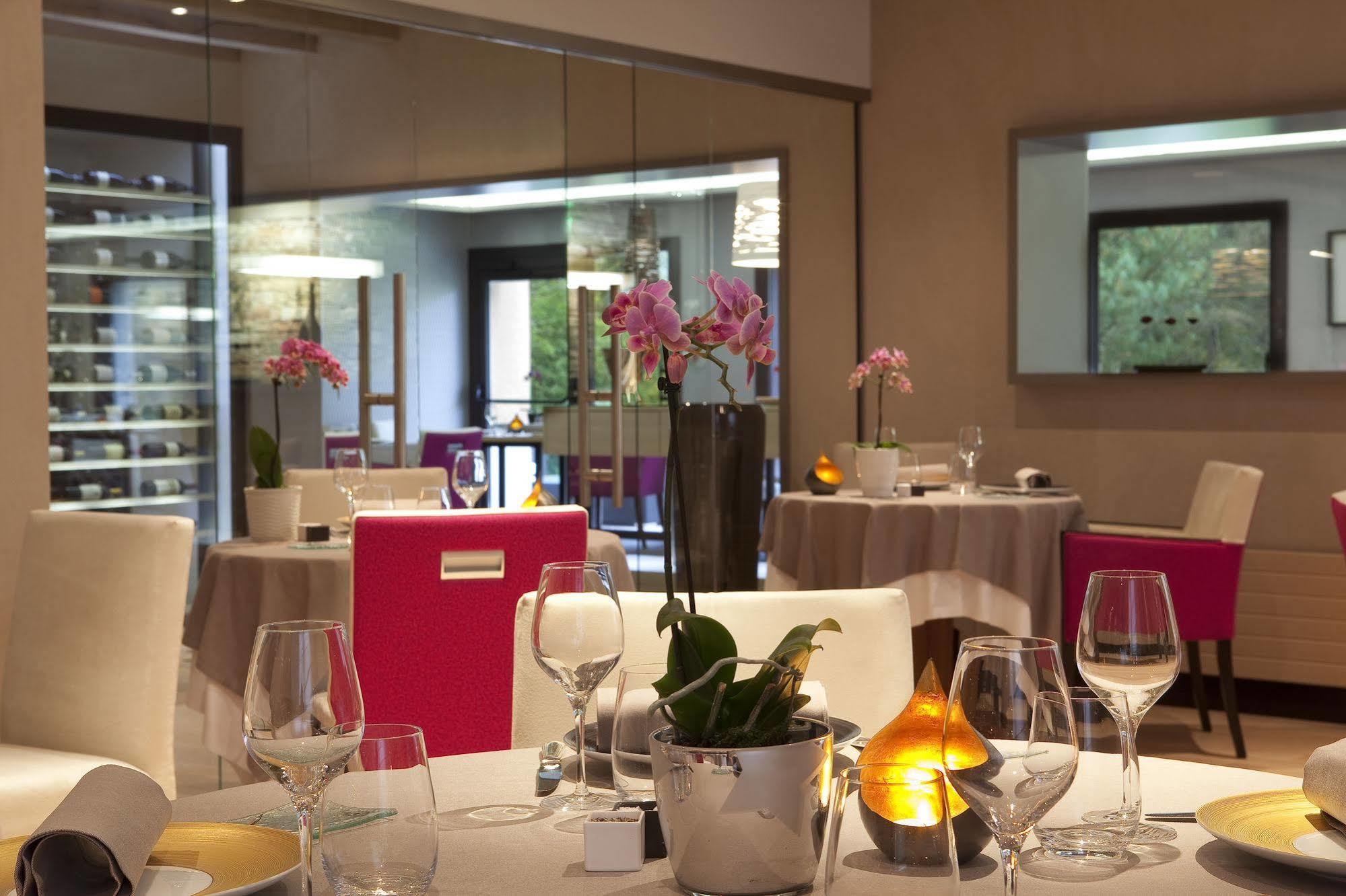 L'Aubiniere Hotel Restaurant & Spa Saint-Ouen-les-Vignes ภายนอก รูปภาพ